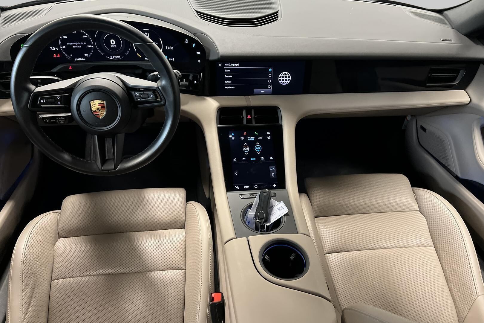 Porsche Taycan iso kuva 6