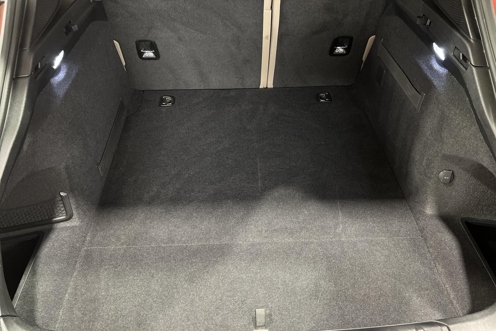 Porsche Taycan iso kuva 12