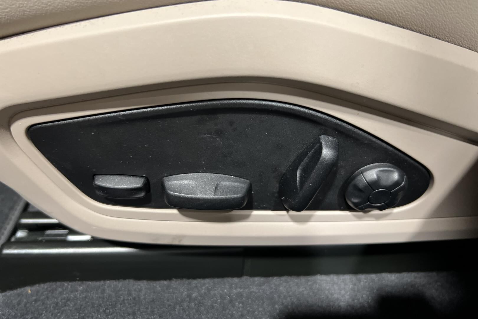 Porsche Taycan iso kuva 15