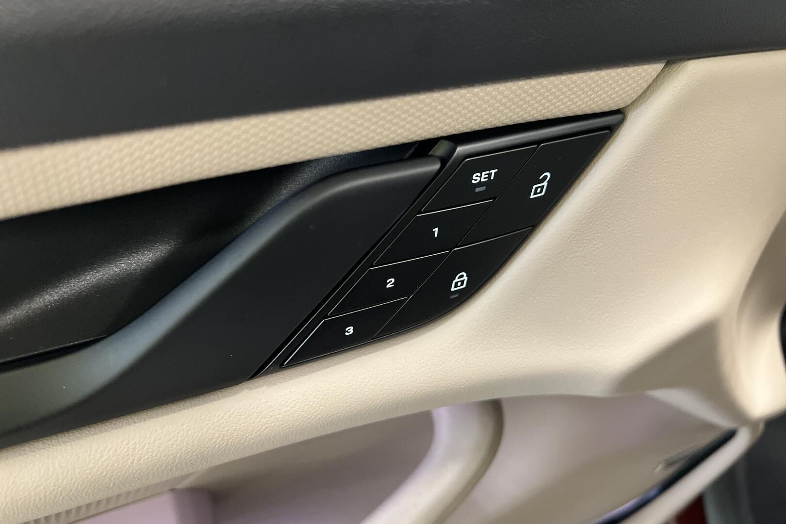 Porsche Taycan iso kuva 8