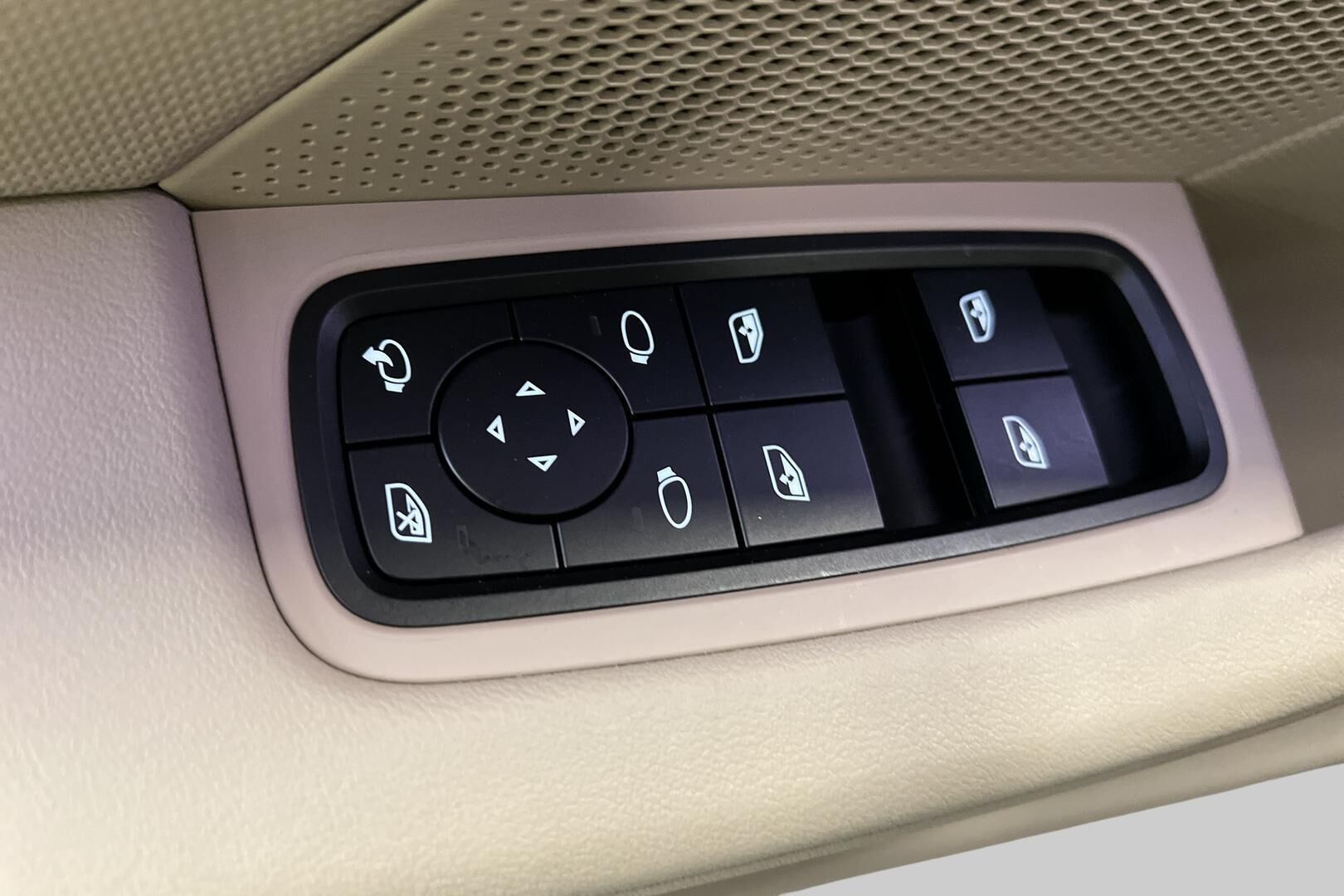 Porsche Taycan iso kuva 22