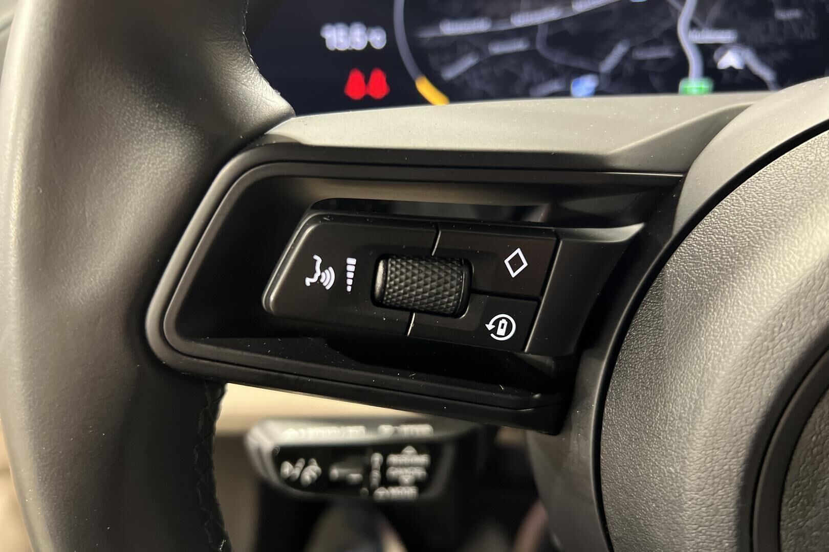 Porsche Taycan iso kuva 17