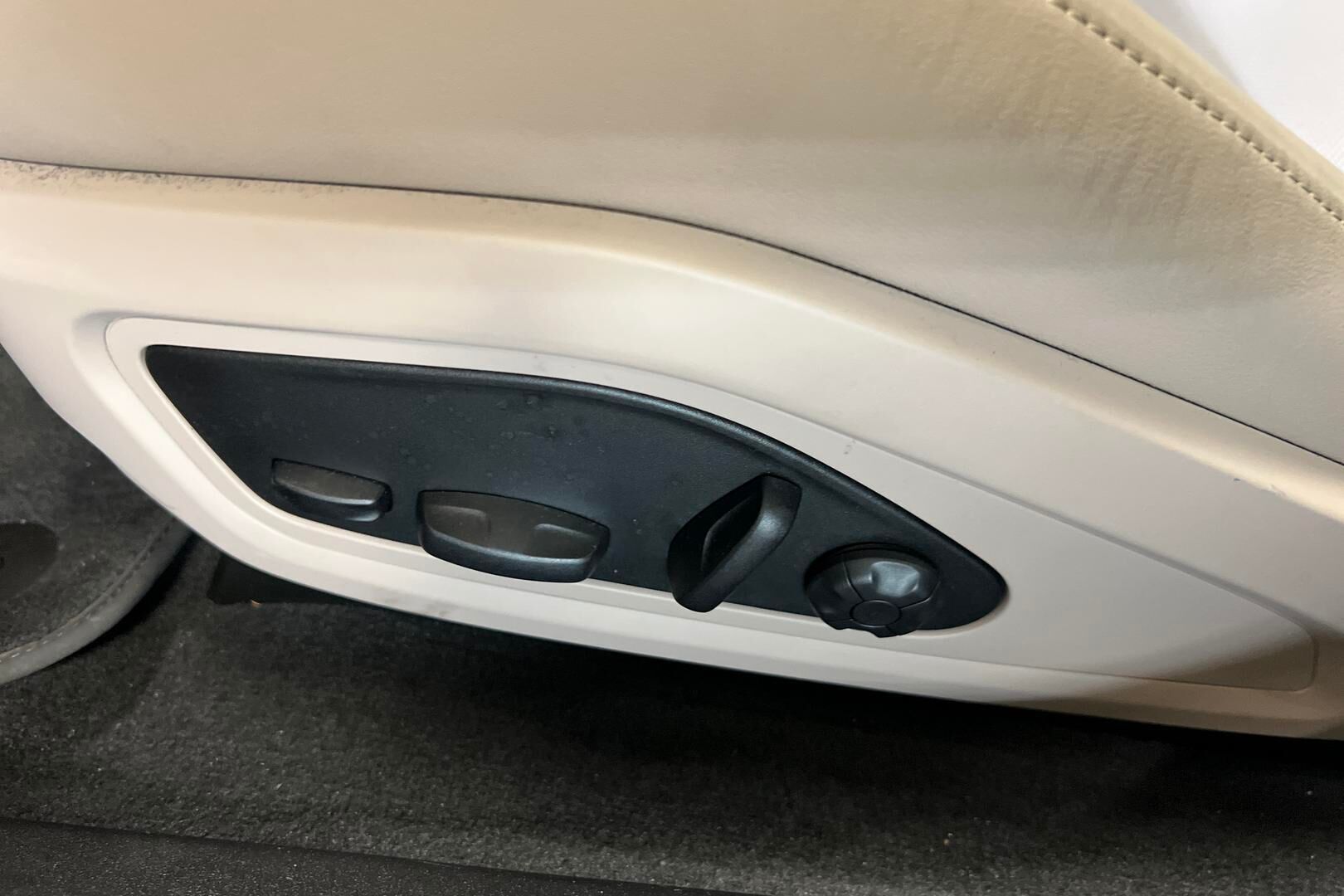 Porsche Taycan iso kuva 9