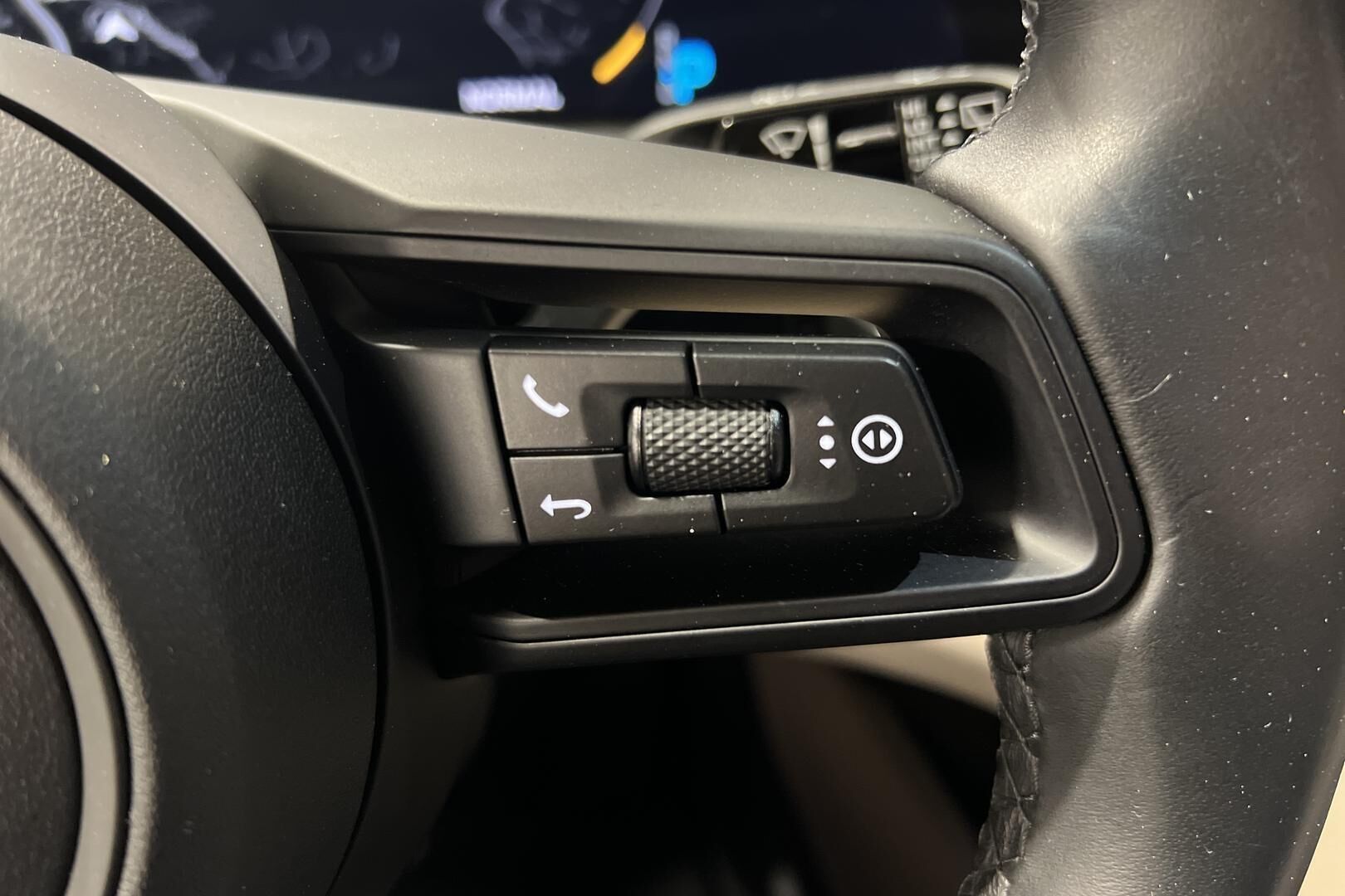 Porsche Taycan iso kuva 18