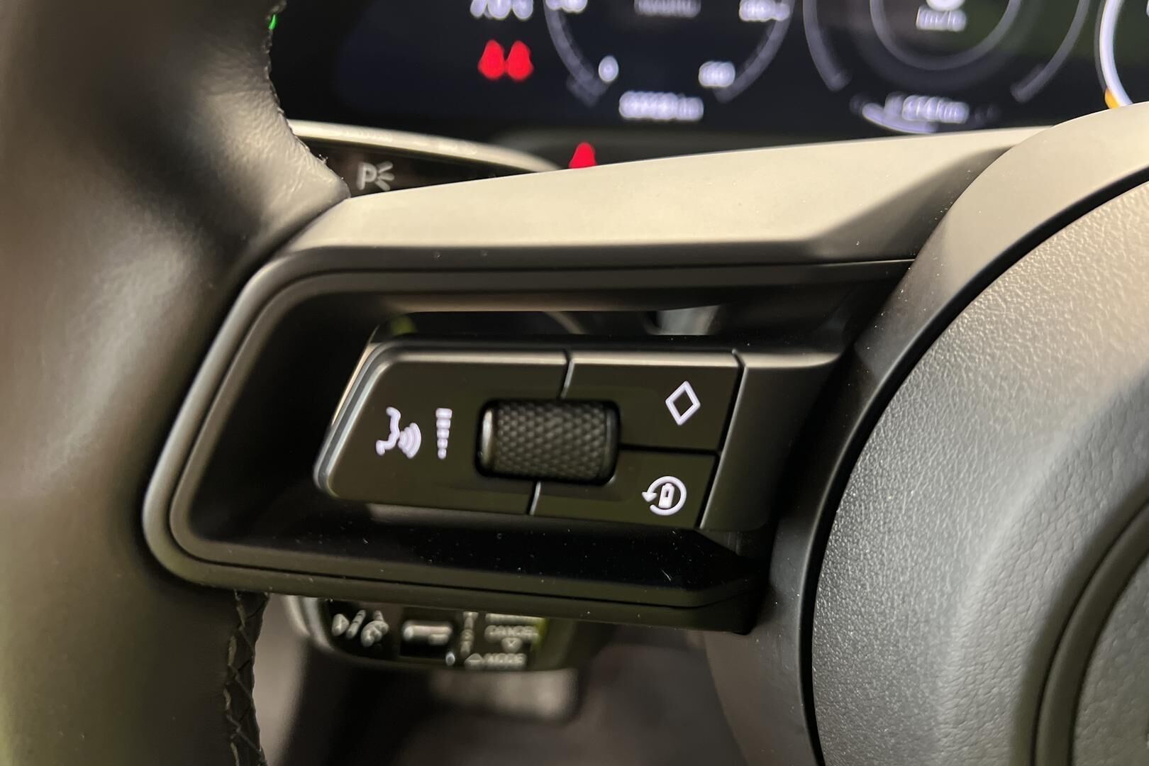 Porsche Taycan iso kuva 24