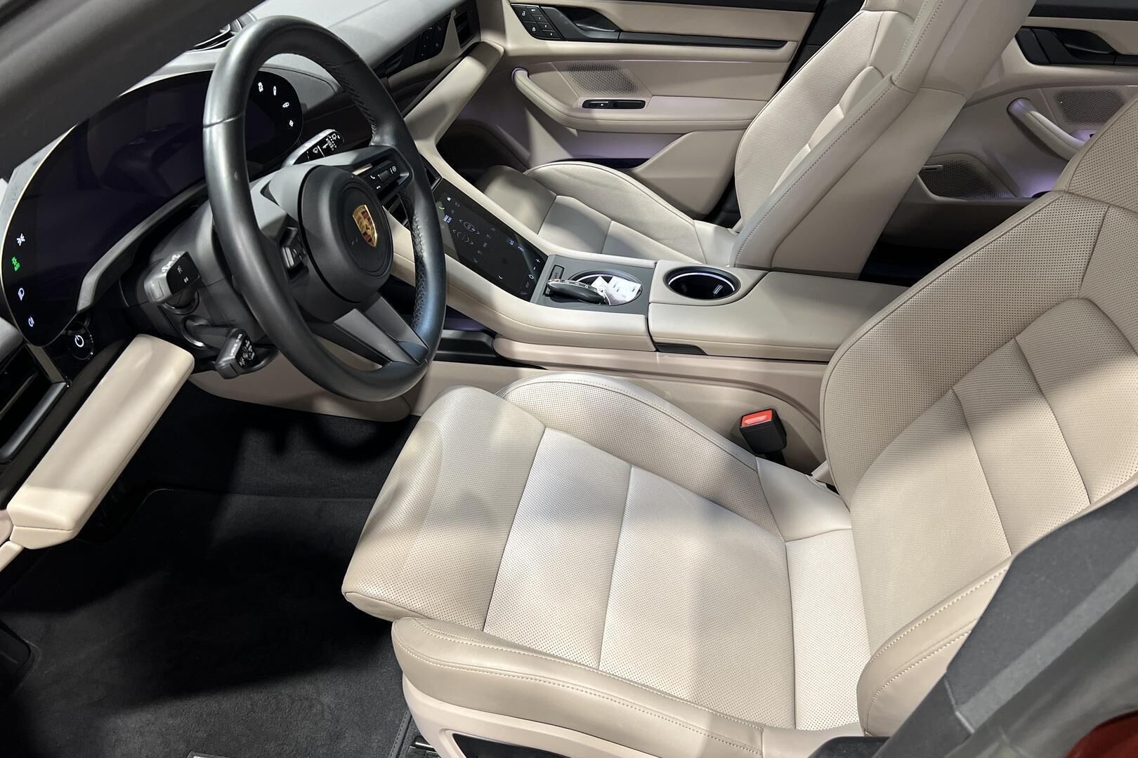 Porsche Taycan iso kuva 9