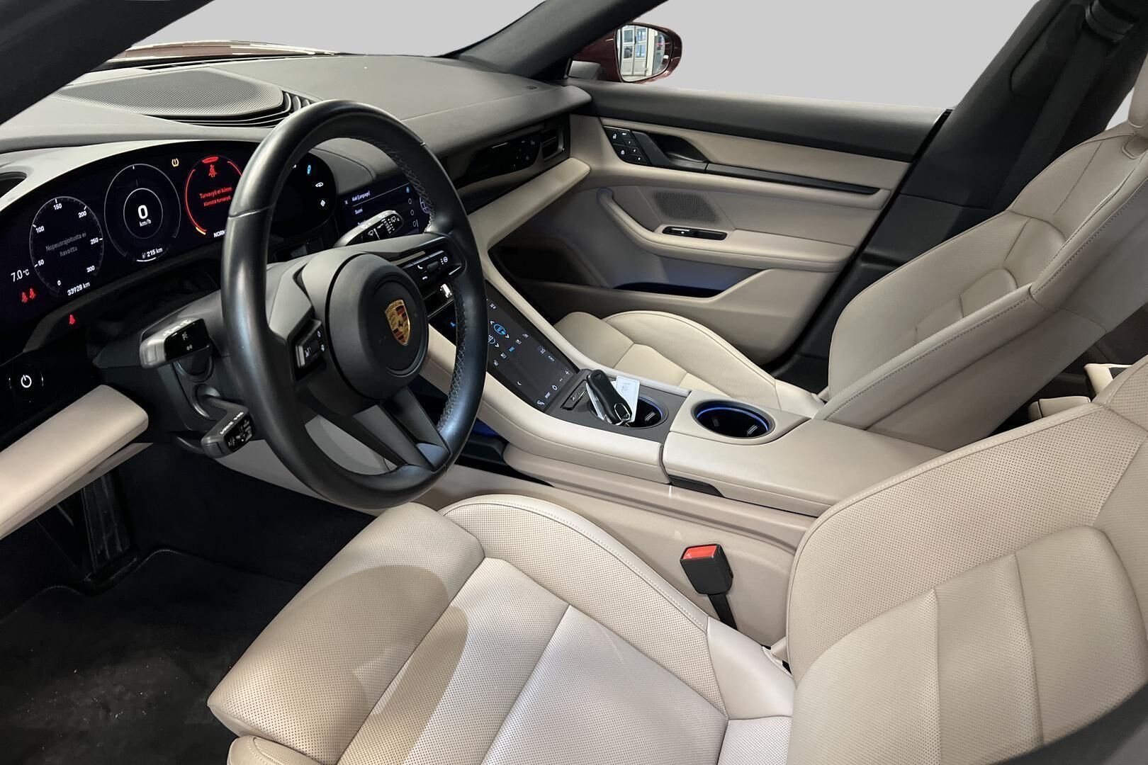 Porsche Taycan iso kuva 4