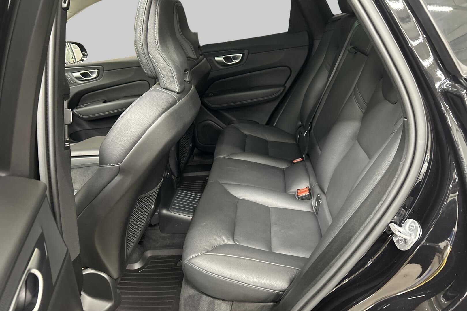Volvo XC60 iso kuva 10