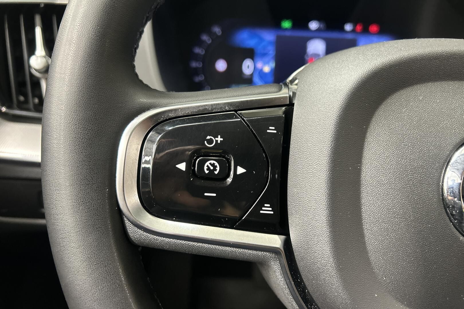 Volvo XC60 iso kuva 18