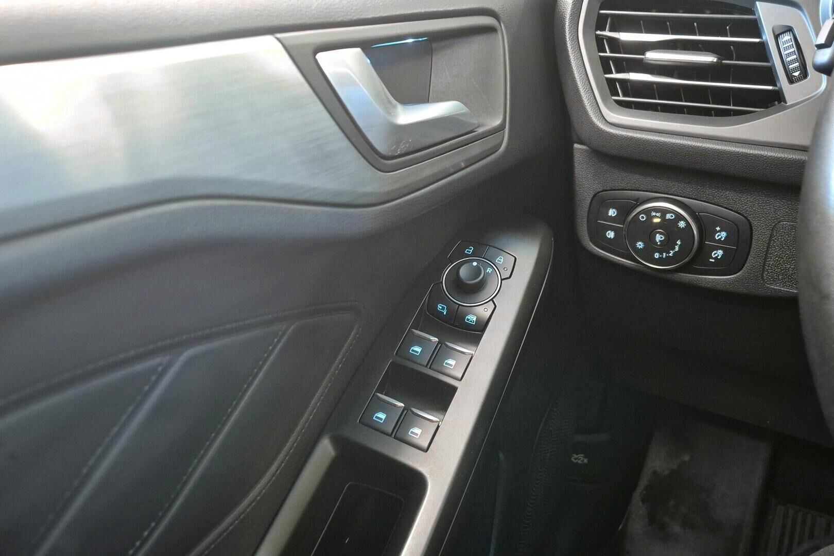 Ford Focus iso kuva 15