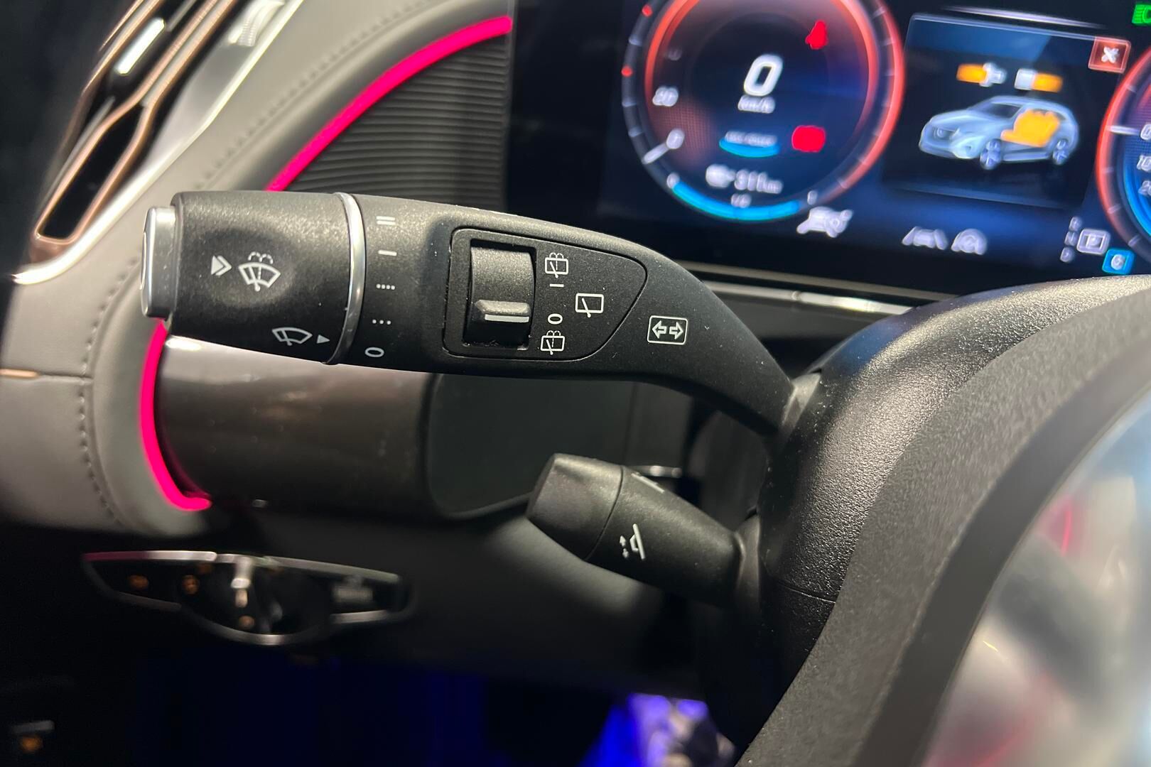 MERCEDES-BENZ EQC iso kuva 18