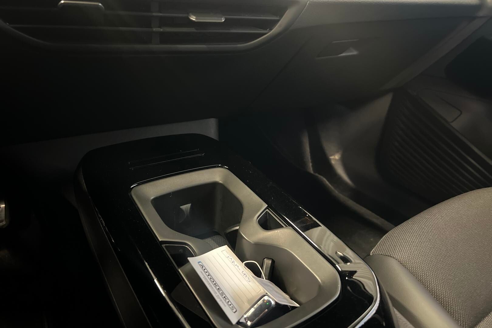 VOLKSWAGEN ID.4 iso kuva 20