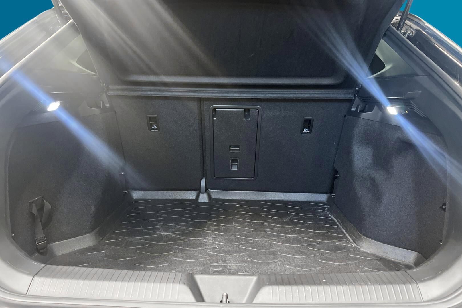 VOLKSWAGEN ID.4 iso kuva 24