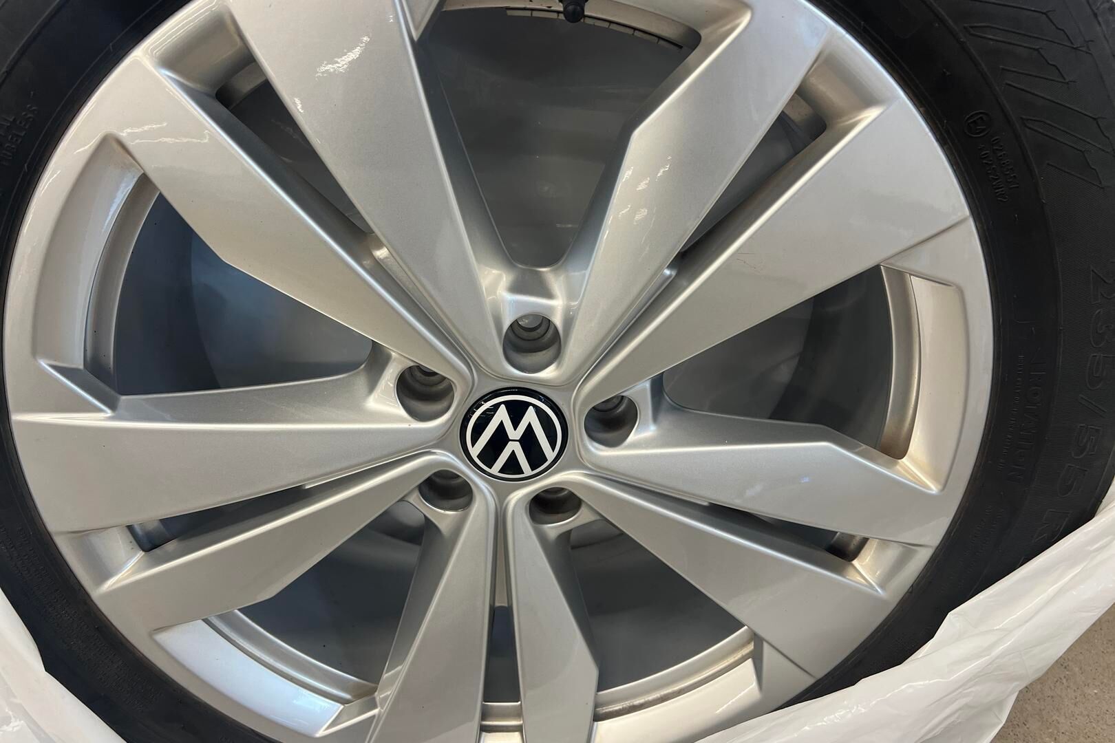 VOLKSWAGEN ID.4 iso kuva 28