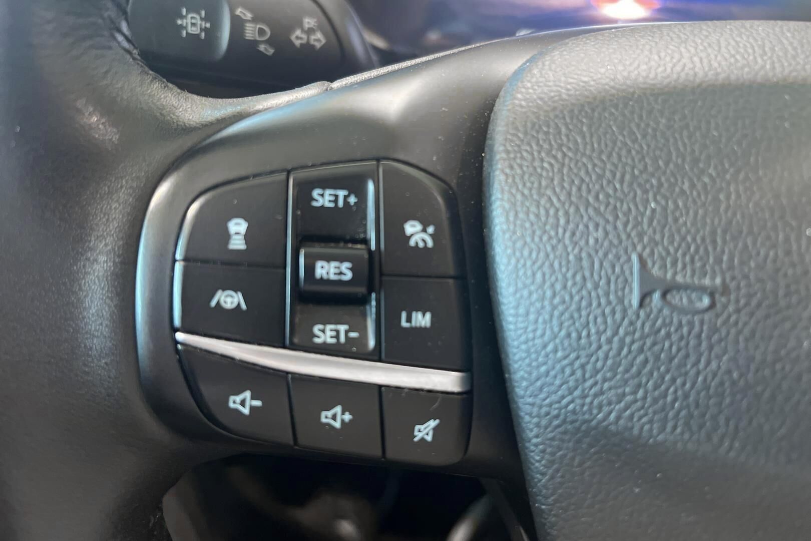 FORD KUGA iso kuva 18