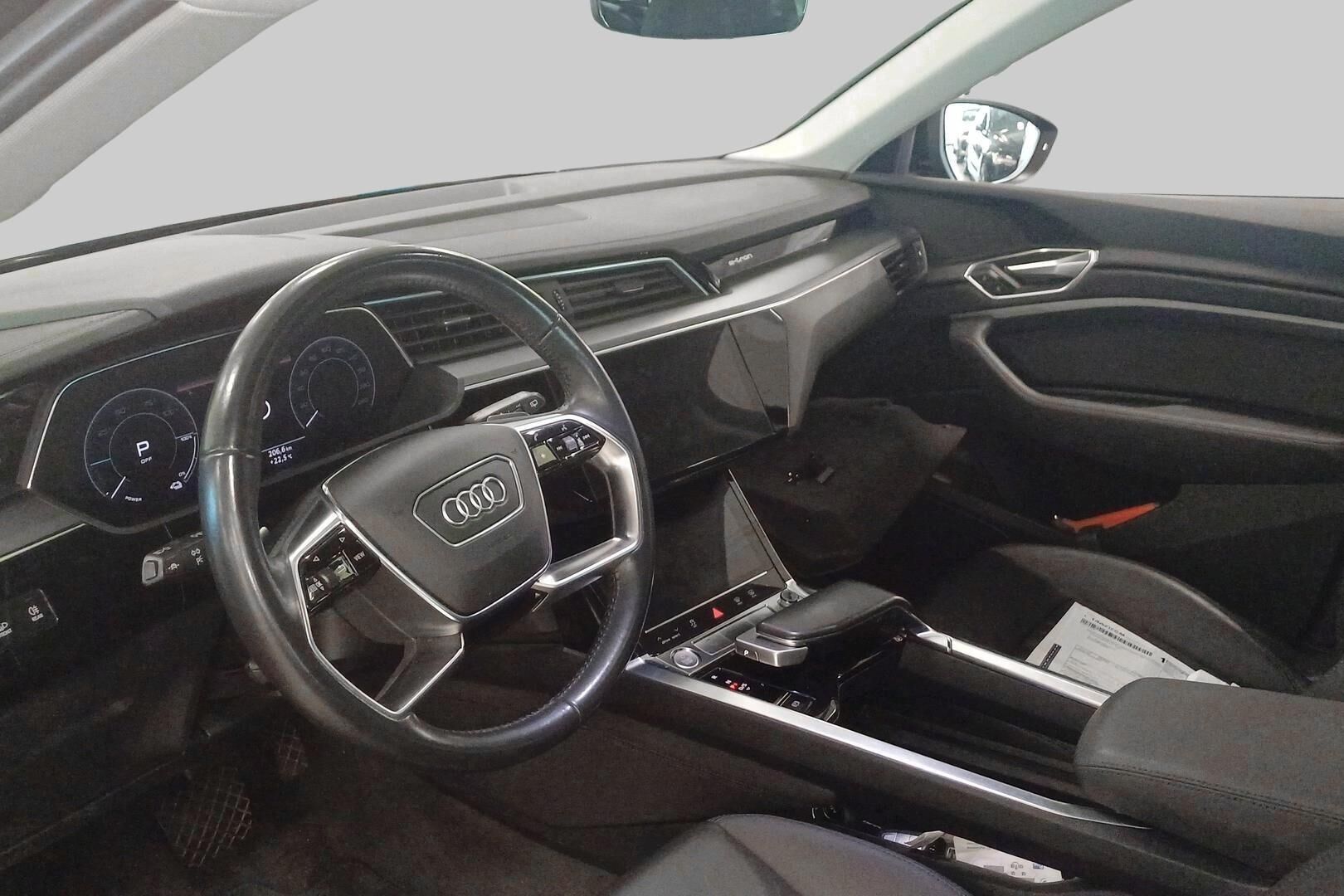 AUDI E-TRON iso kuva 2