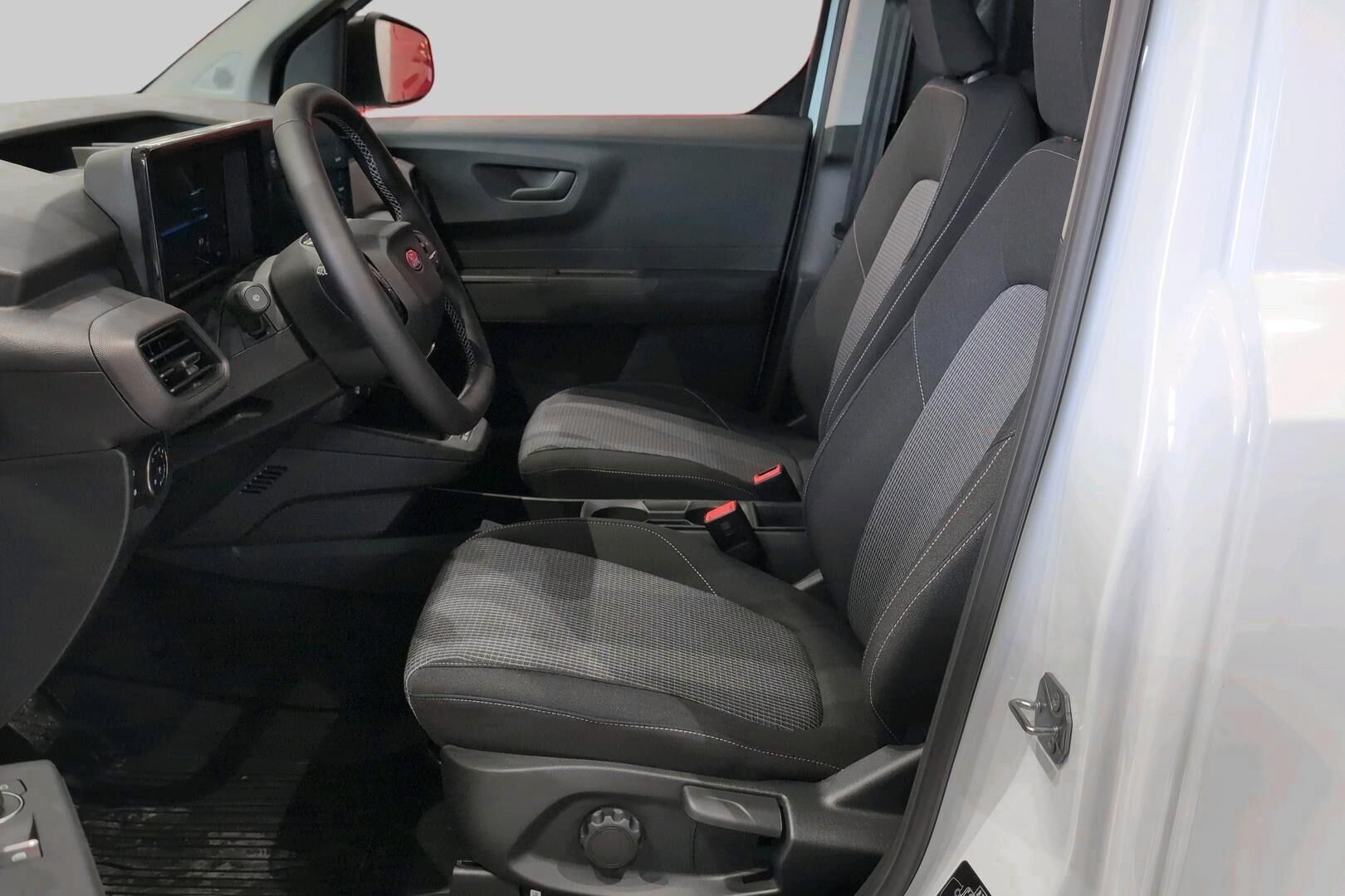 Ford Transit Courier iso kuva 2