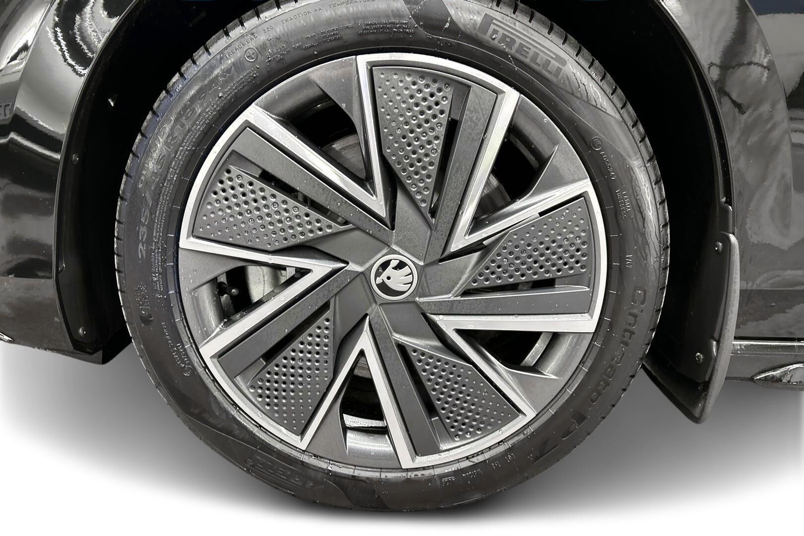 Skoda Superb iso kuva 12