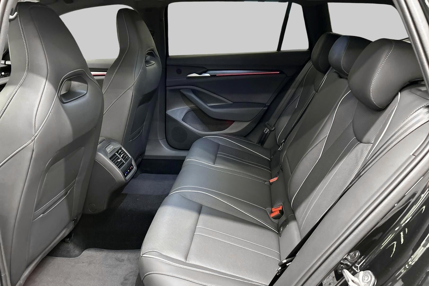 Skoda Superb iso kuva 9