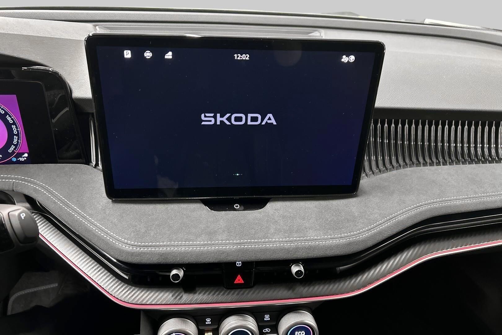 Skoda Superb iso kuva 16