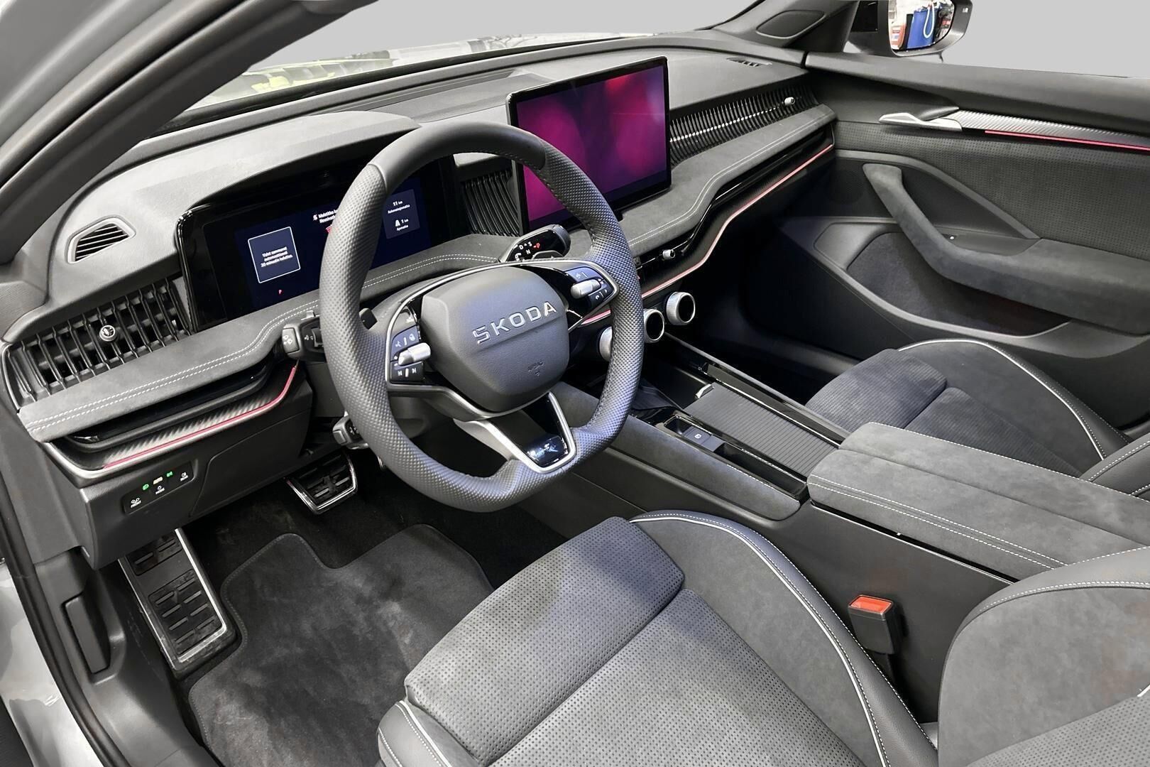 Skoda Superb iso kuva 8