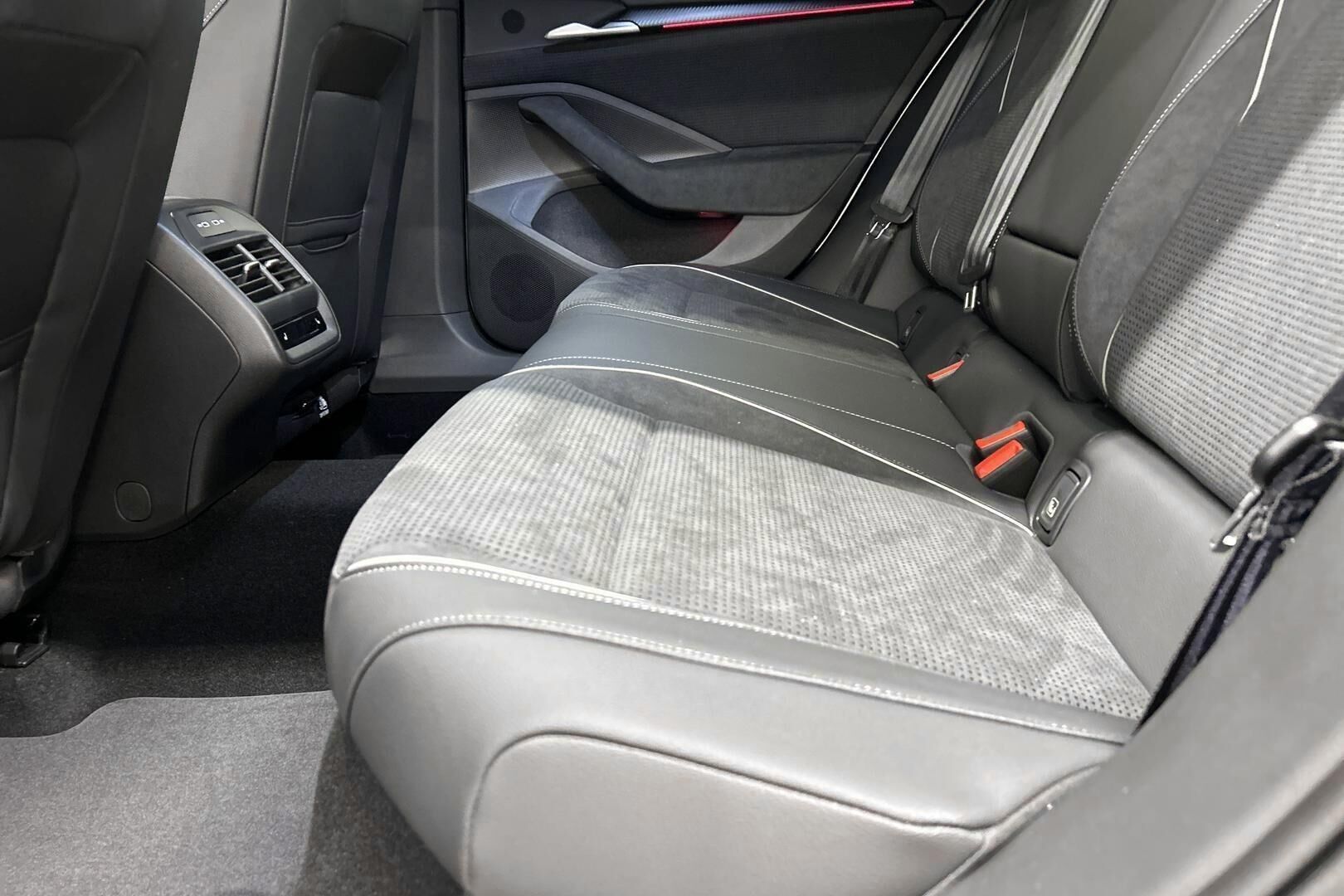 Skoda Superb iso kuva 9