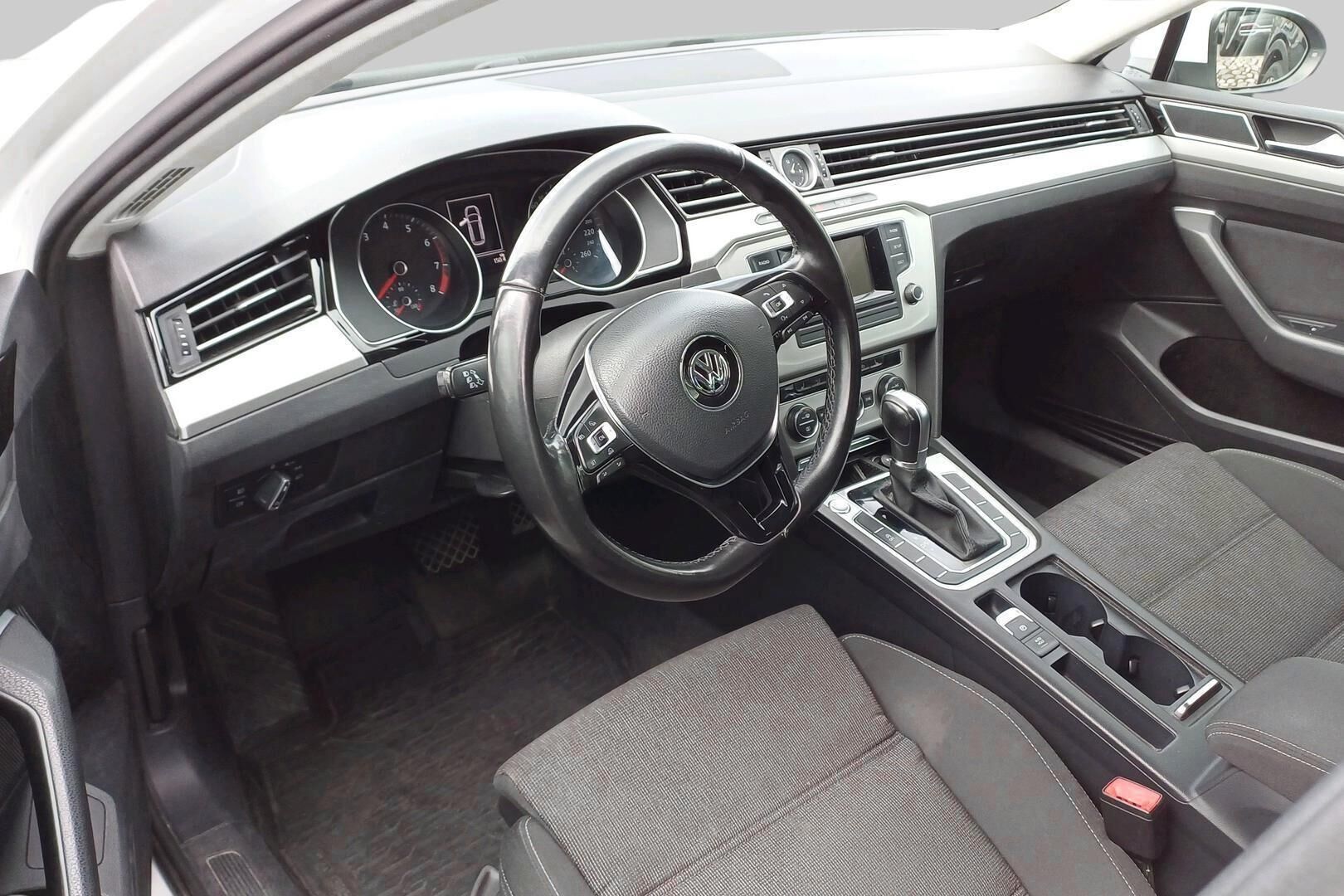 Volkswagen Passat iso kuva 2