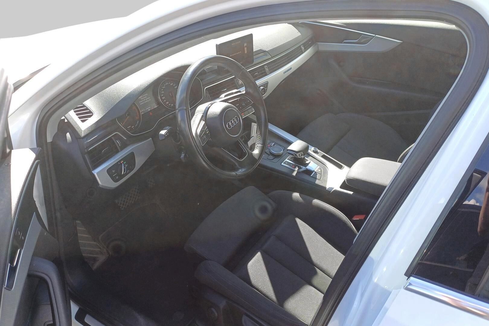 Audi A4 iso kuva 3