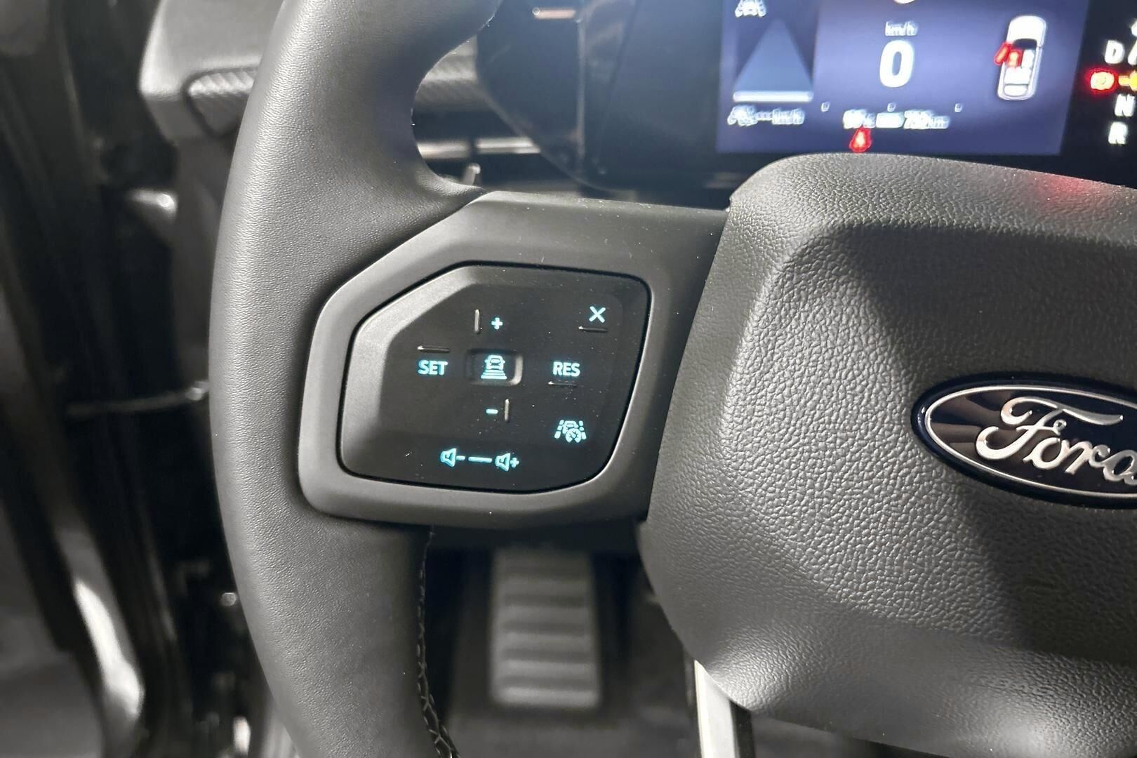 Ford Explorer iso kuva 18