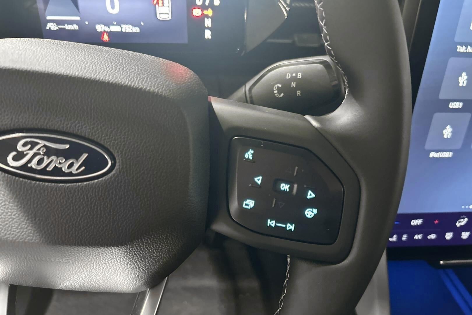 Ford Explorer iso kuva 19