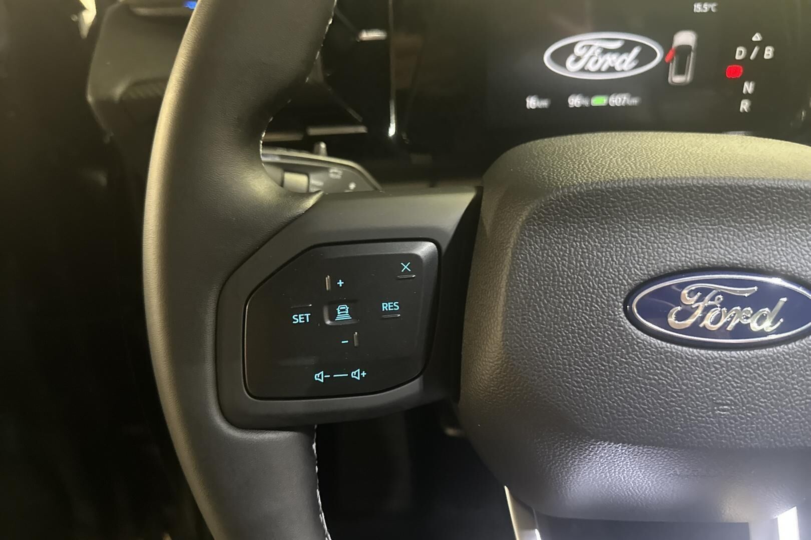 Ford Explorer iso kuva 21