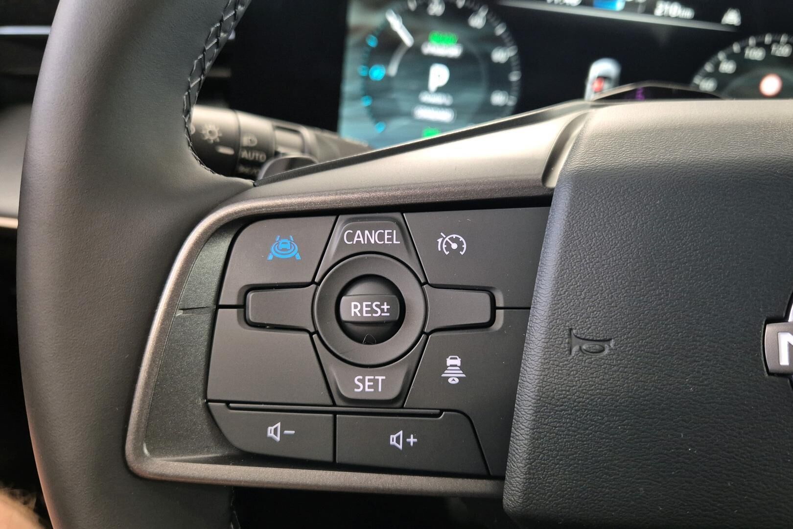 Nissan Leaf iso kuva 11