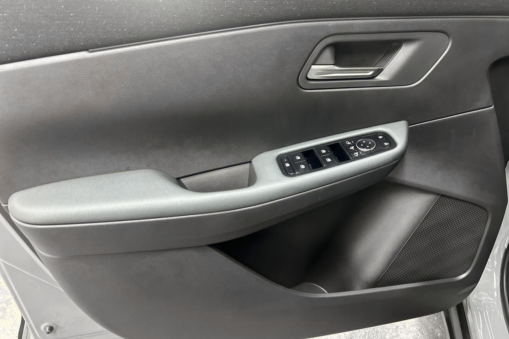 Nissan Leaf iso kuva 12