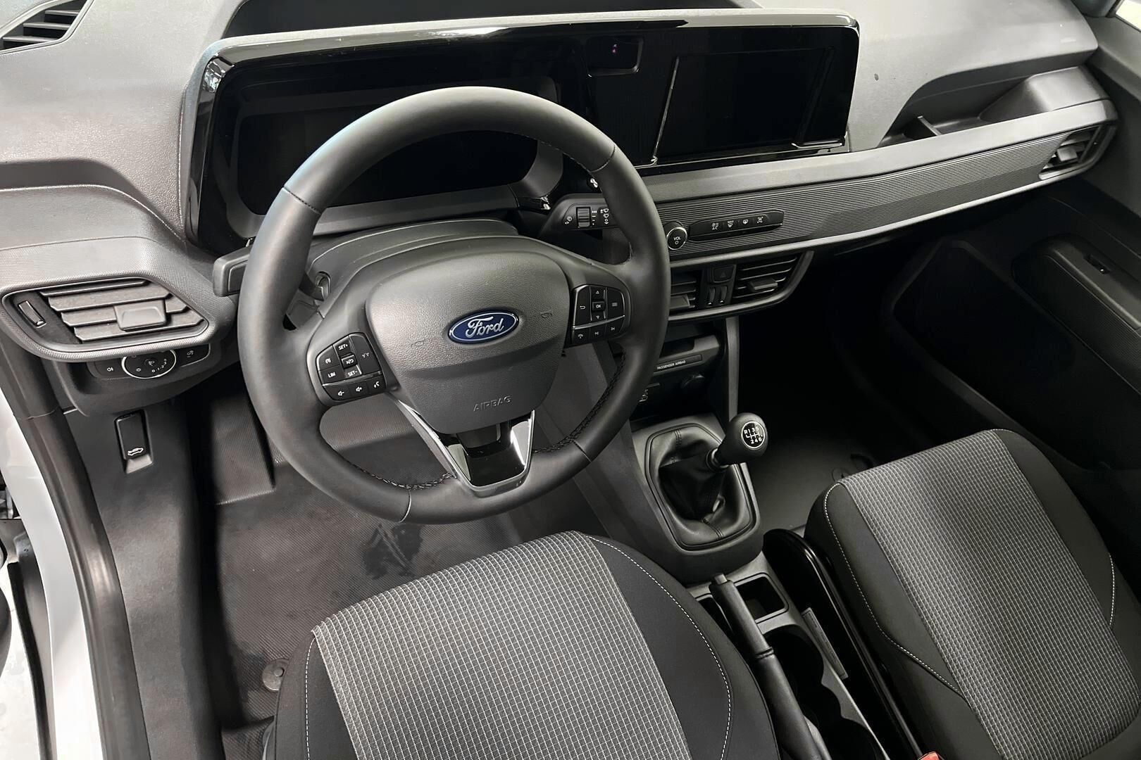Ford Transit Courier iso kuva 10