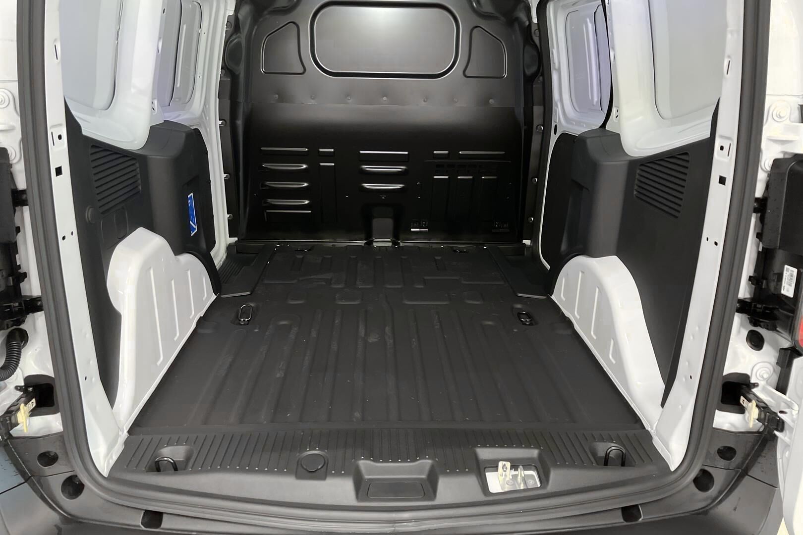 Ford Transit Courier iso kuva 11