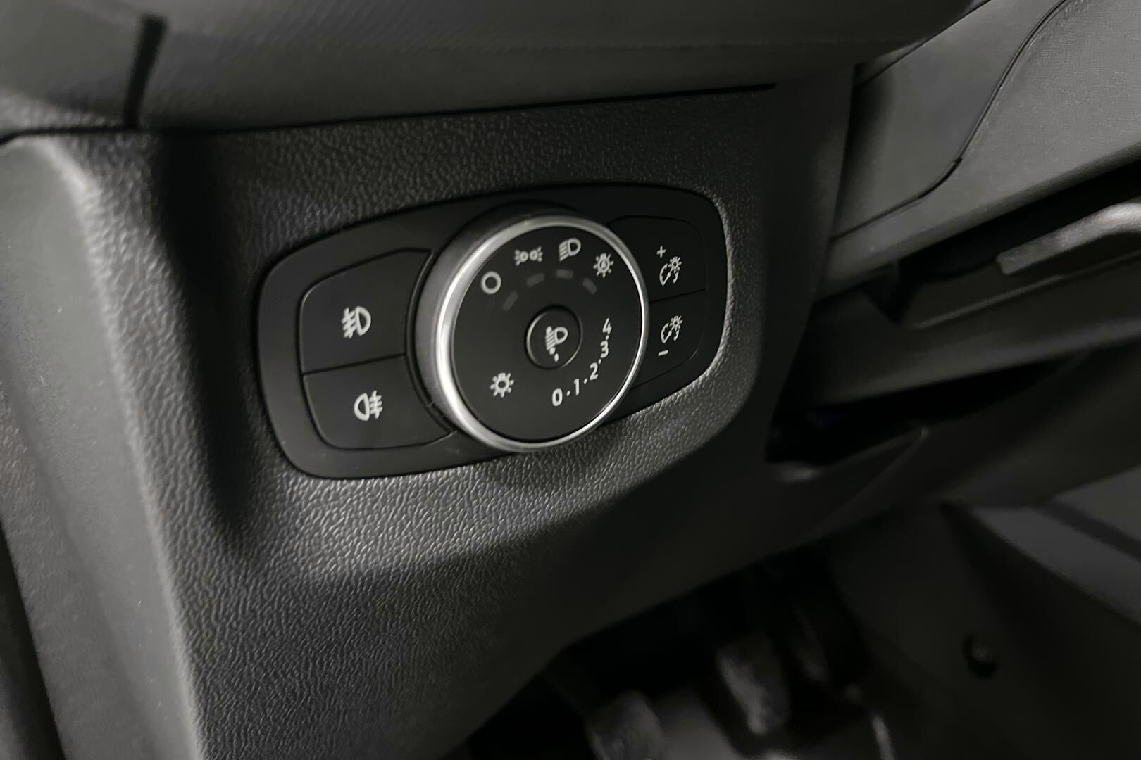 Ford Transit Courier iso kuva 19