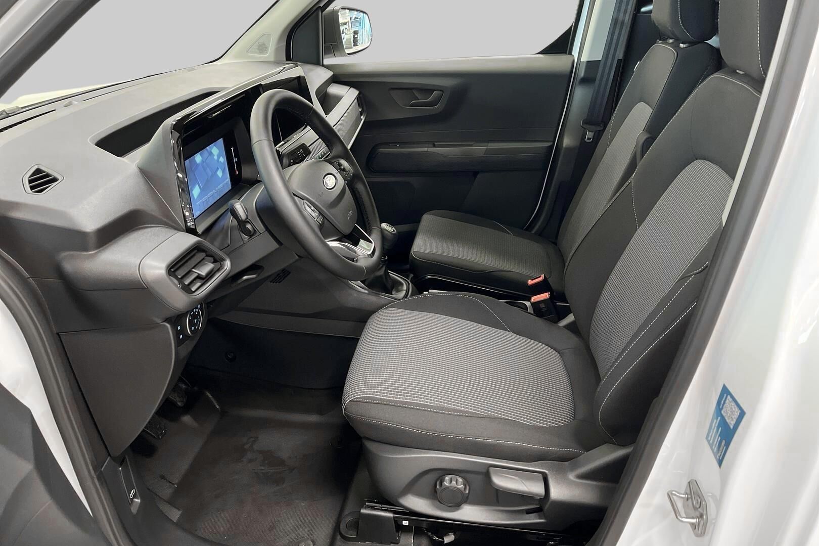 Ford Transit Courier iso kuva 8