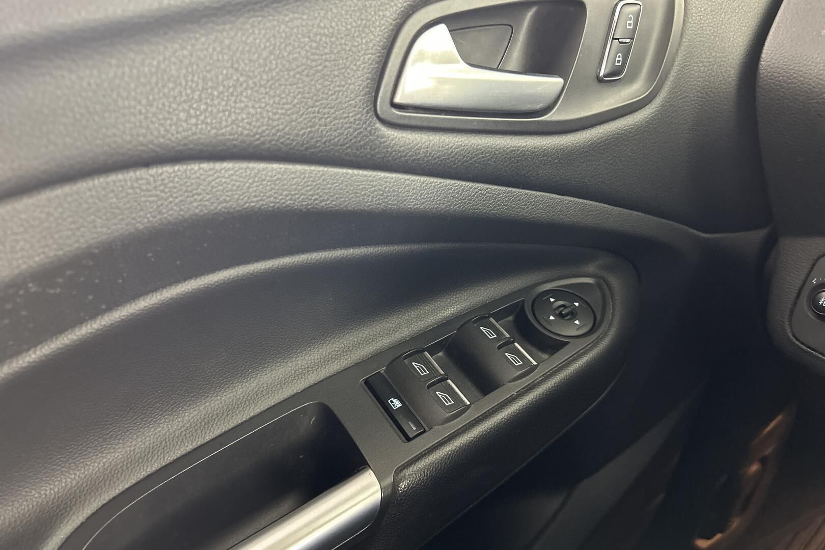 Ford Kuga iso kuva 18