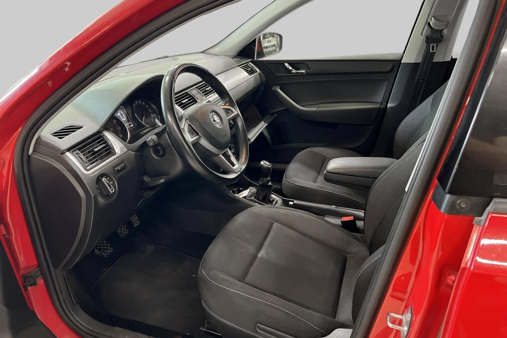 Skoda Rapid iso kuva 2
