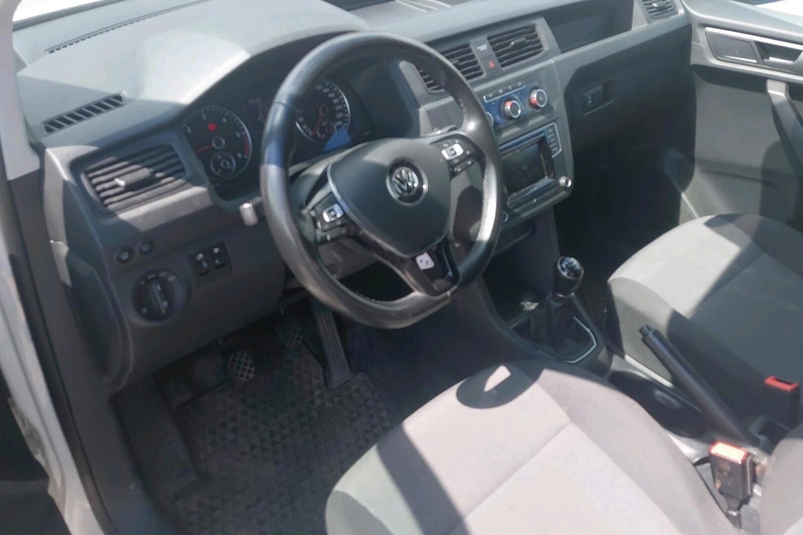 Volkswagen Caddy iso kuva 2
