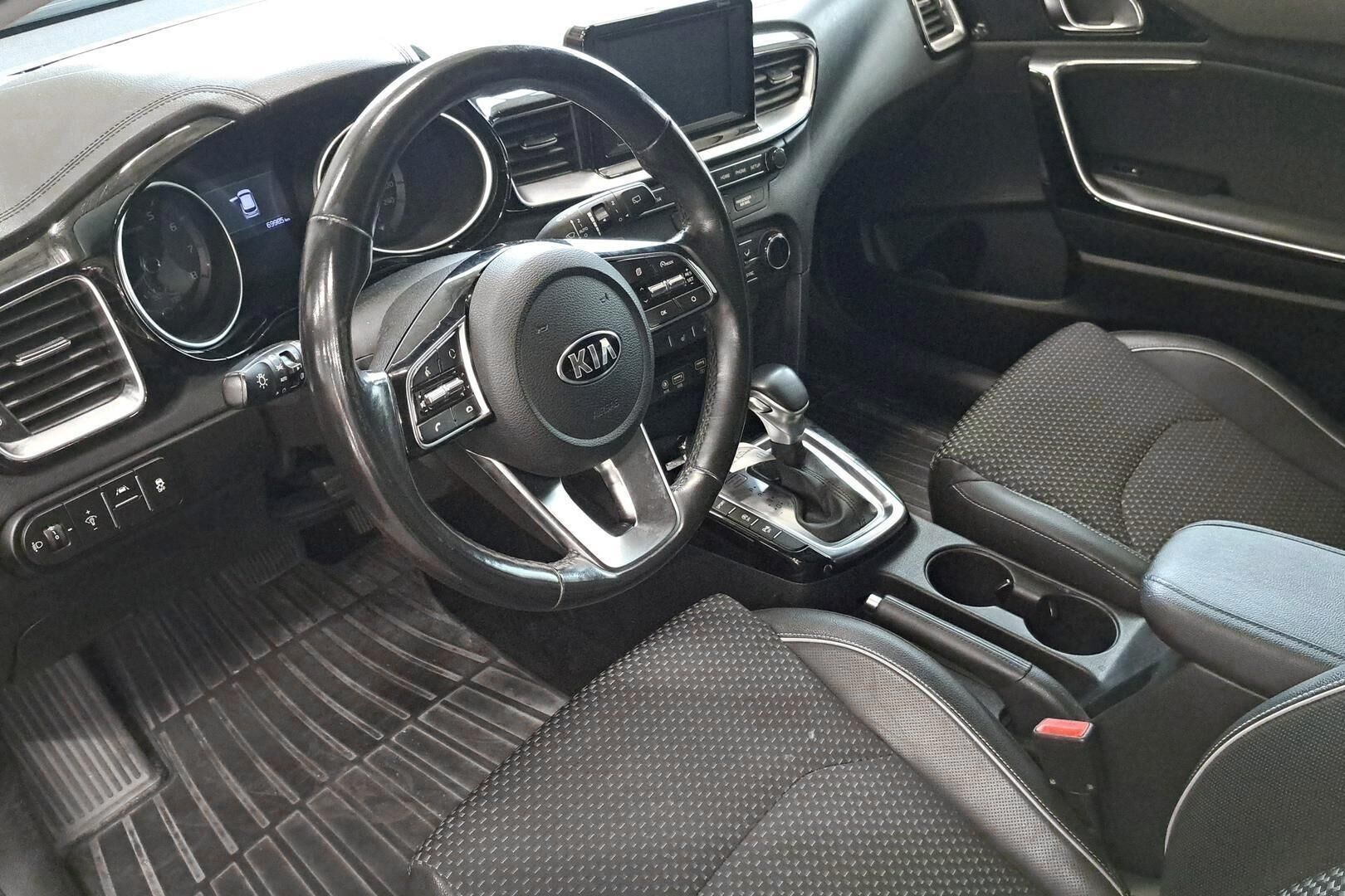KIA CEED iso kuva 1
