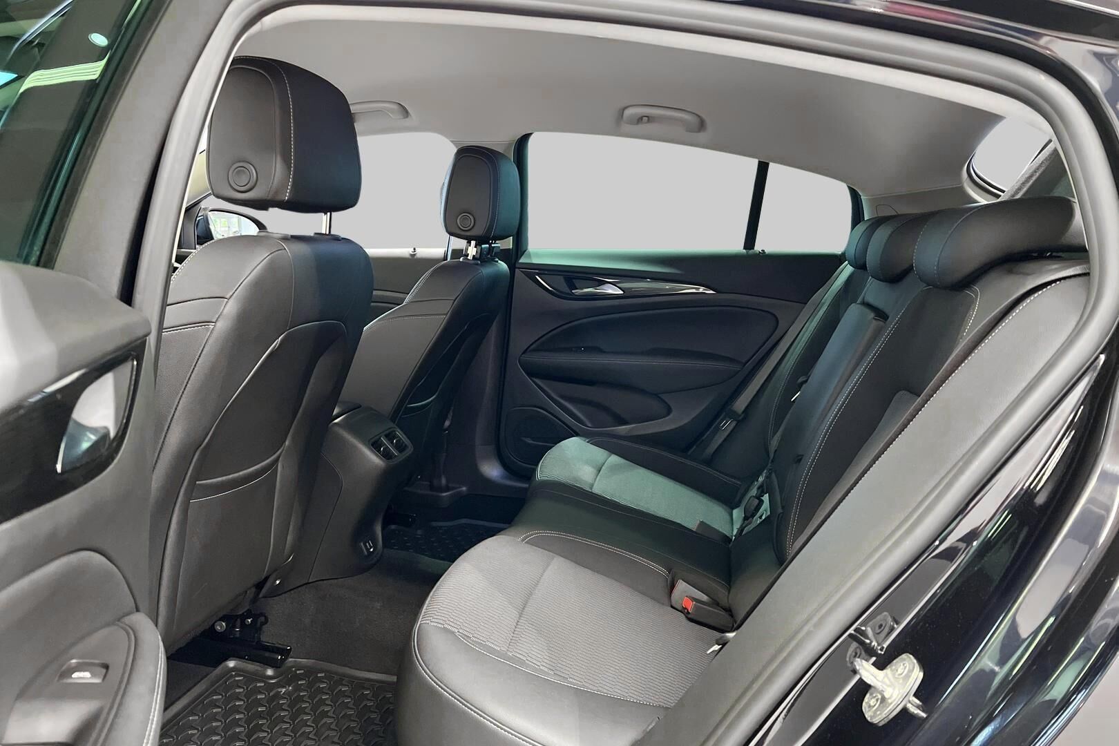 Opel Insignia iso kuva 10