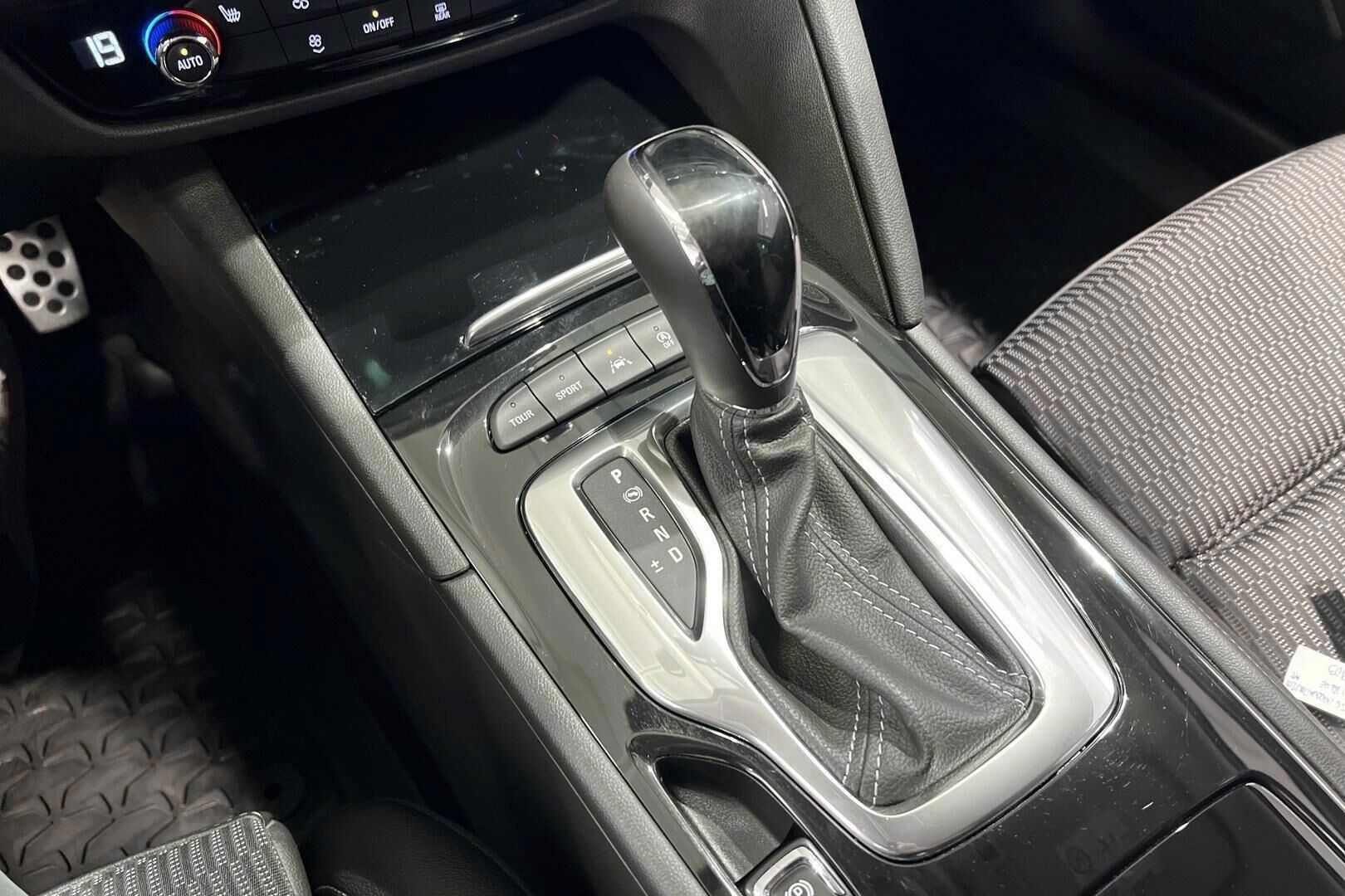 Opel Insignia iso kuva 19