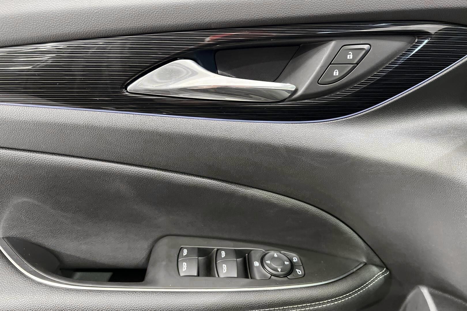 Opel Insignia iso kuva 24