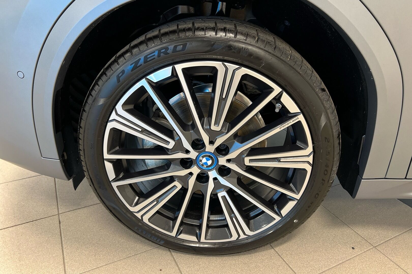 BMW iX2 iso kuva 10