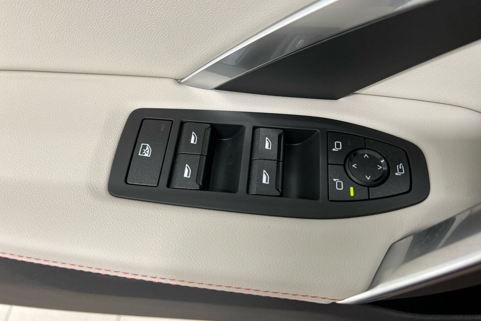 BMW iX2 iso kuva 19