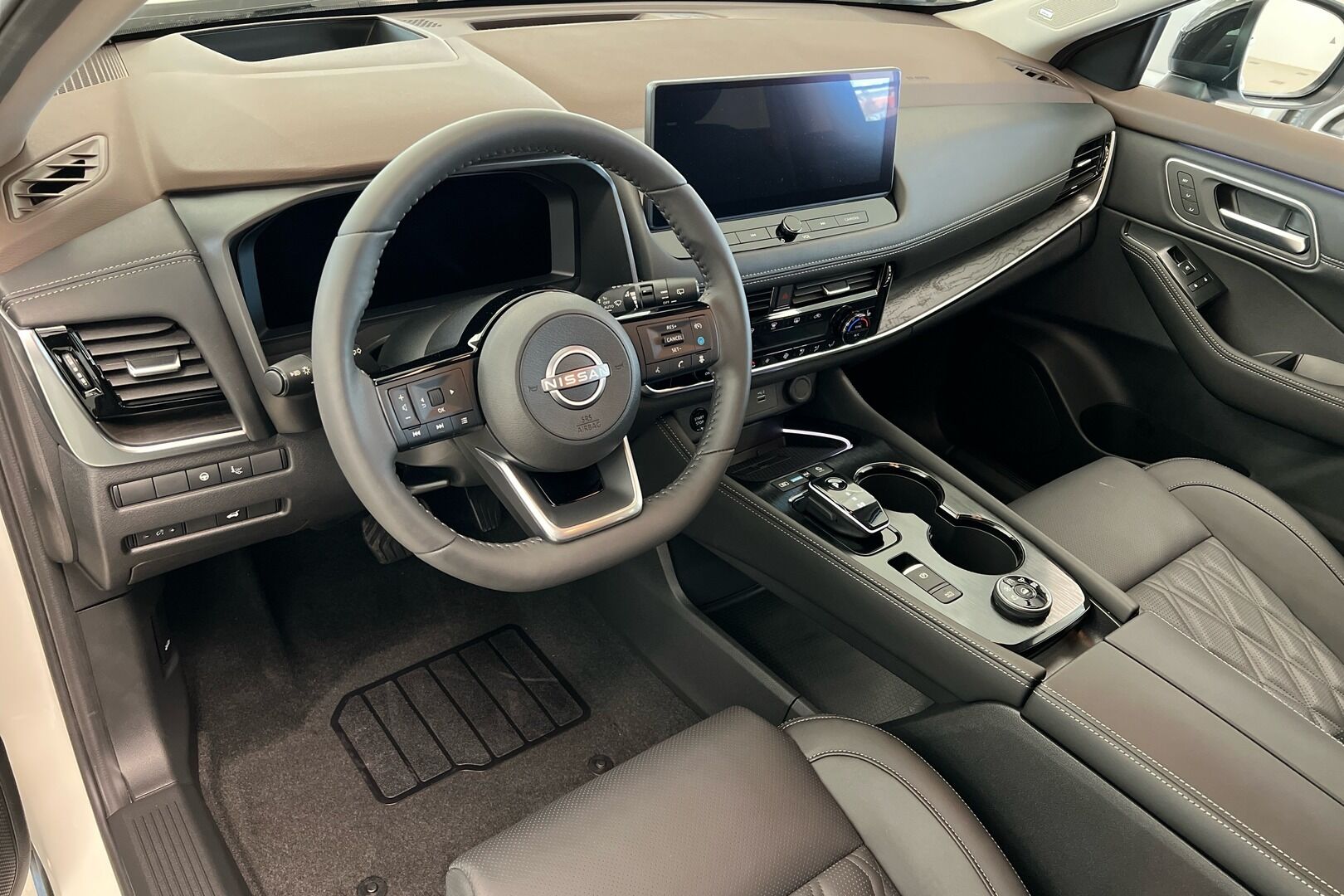 NISSAN X-TRAIL iso kuva 6