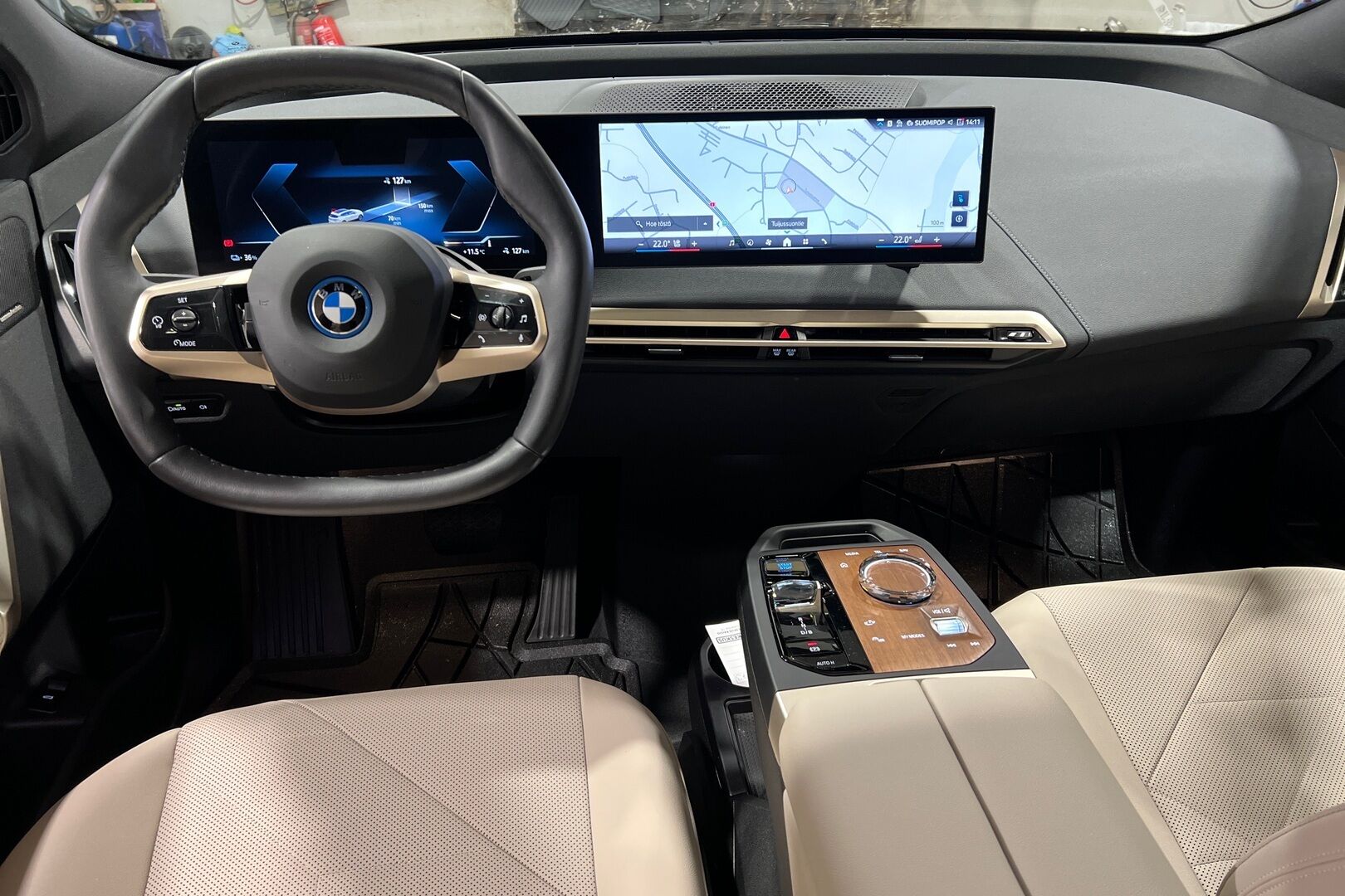 BMW iX iso kuva 6