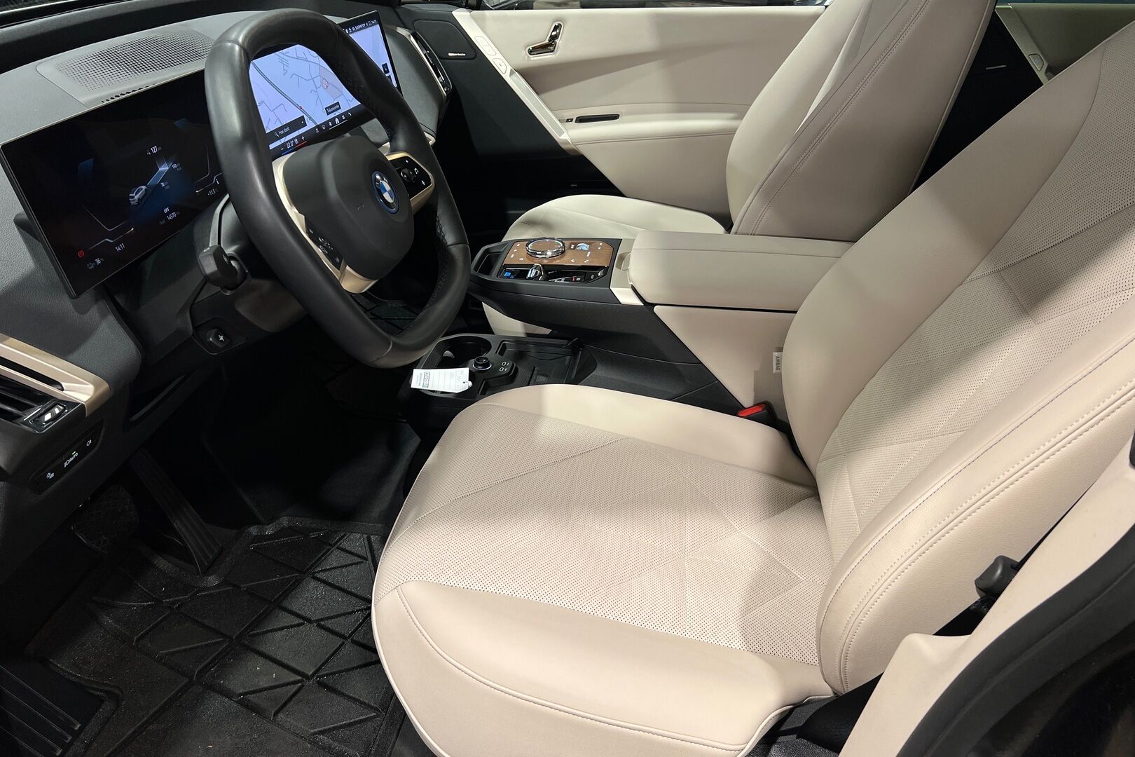 BMW iX iso kuva 7