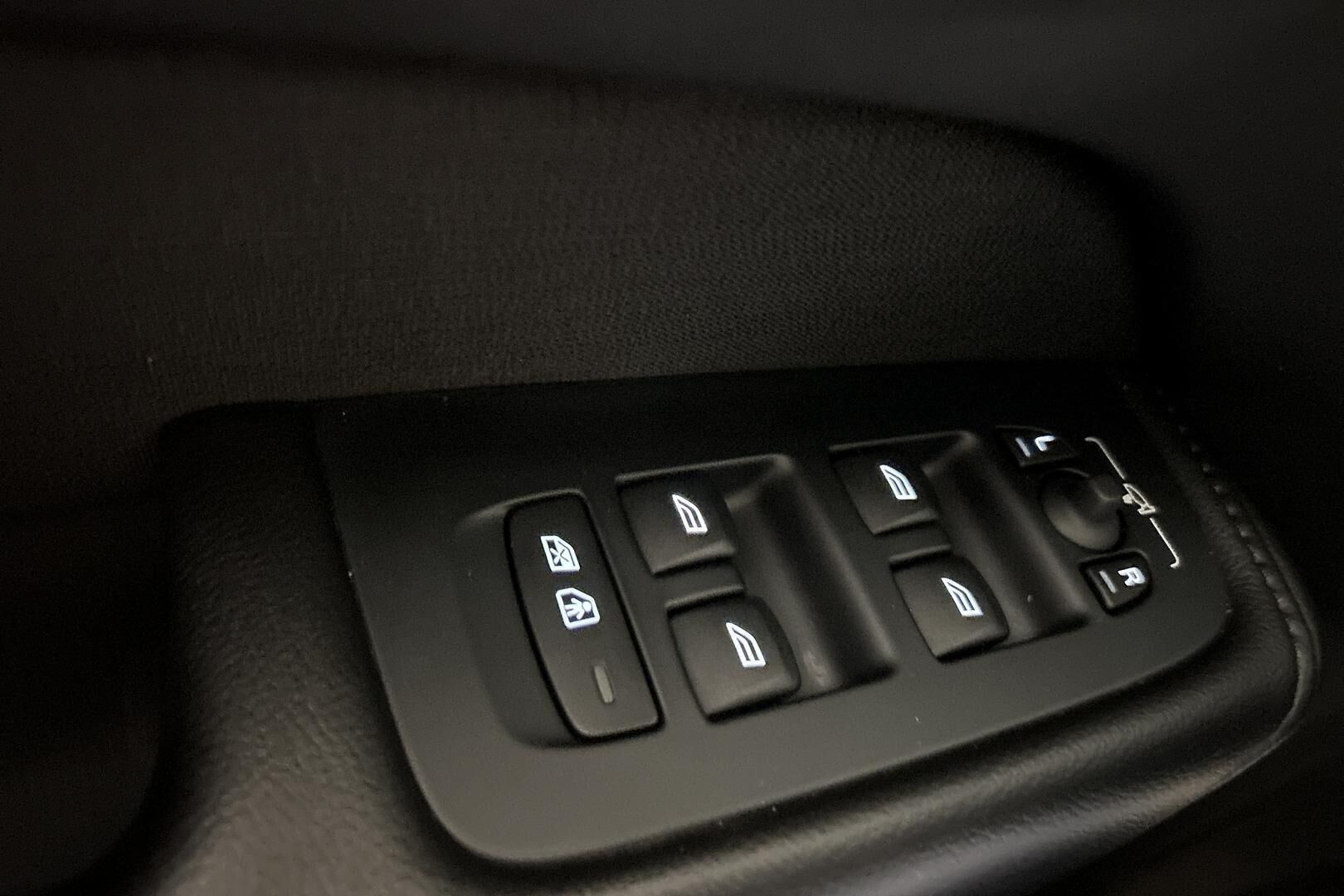 Volvo XC60 iso kuva 24